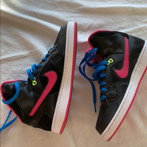 Nike Youth athletic shoes 4.5